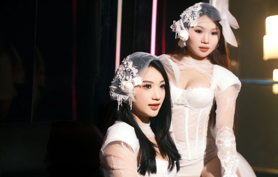 이번 시즌 크리스탈 주얼리로 트렌디하고 반짝이게 해보세요!