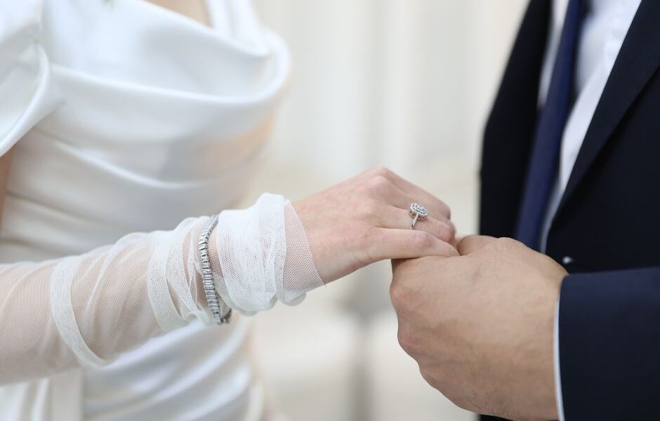 종교적인 남자가 무슬림 결혼에서 자신의 사랑을 보여주는 방법
