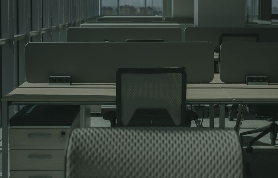 콜롬비아에서 사무용 가구를 사용하여 생산성과 분위기를 향상시키는 방법은 무엇입니까?