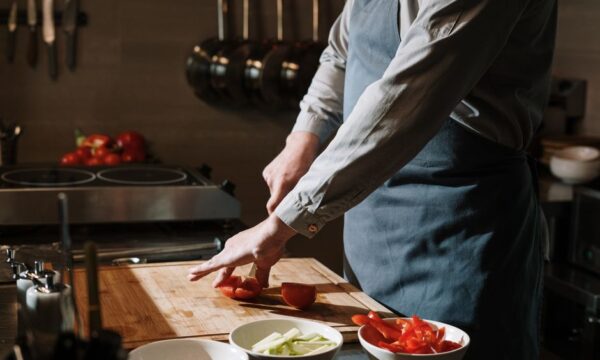 멜버른의 유명한 인도 레스토랑에서 이국적인 야채 요리를 맛보세요