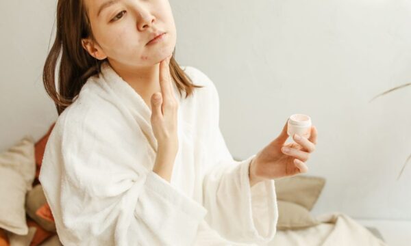 자연스럽고 안전하게 여드름 없는 피부를 얻는 방법은 무엇입니까?