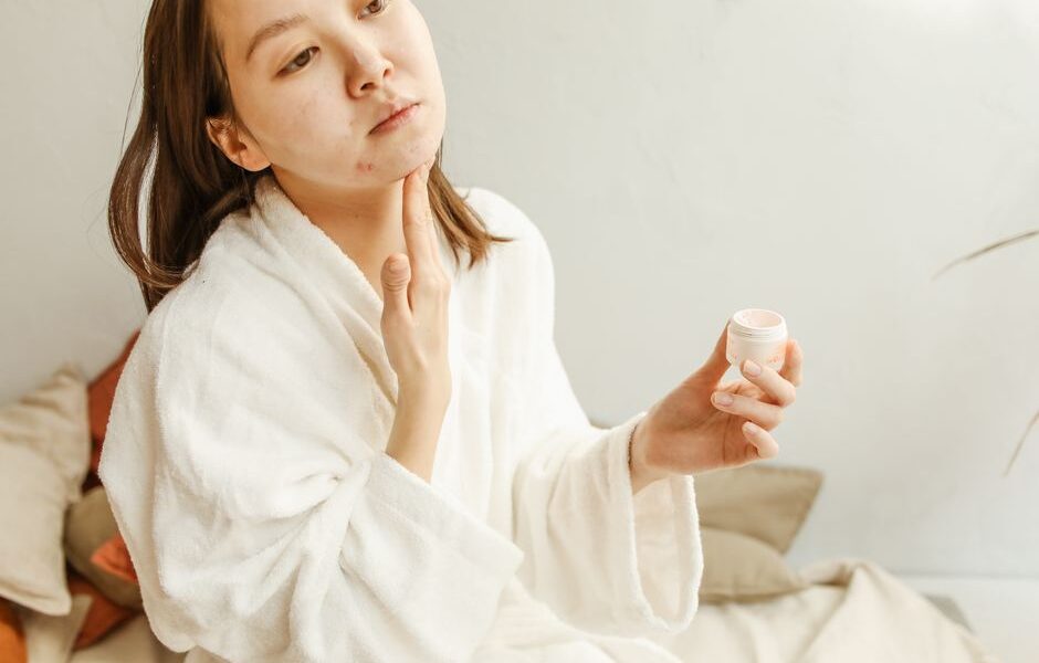 자연스럽고 안전하게 여드름 없는 피부를 얻는 방법은 무엇입니까?