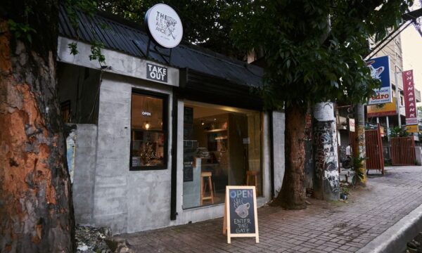 홍대의 특별한 데이트 성지, 메이드문 메이드카페 홍대본점에서 완성하는 환상의 하루